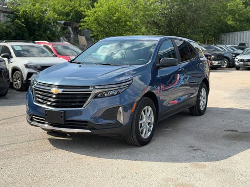 Used 2024 Chevrolet Equinox LS w/ LS Convenience Package FWD image 3