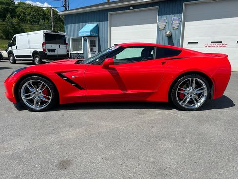 Used 2019 Chevrolet Corvette Stingray Coupe w/ 1LT RWD image 2