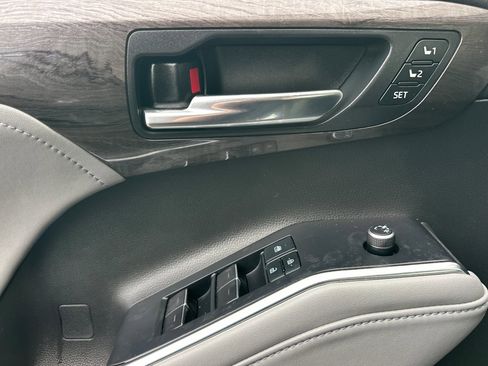 Used 2022 Toyota Highlander Platinum image 11