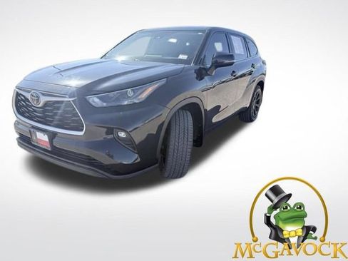 Used 2023 Toyota Highlander LE image 1