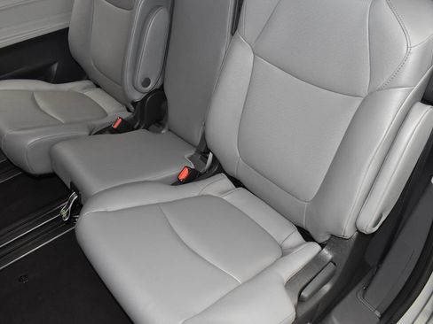 Used 2024 Toyota Sienna XLE FWD image 33
