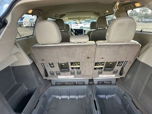 Used 2017 Toyota Sienna XLE Premium AWD/4WD image 12