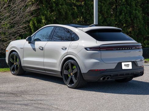 Certified 2025 Porsche Cayenne S w/ Premium Package Plus AWD/4WD image 4