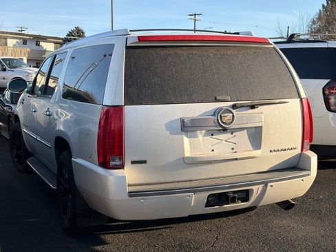 Used 2011 Cadillac Escalade ESV Luxury image 3