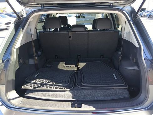 Certified 2020 Volkswagen Tiguan SE image 9