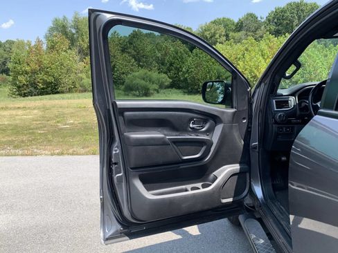 Used 2019 Nissan Titan SV w/ SV Convenience Package RWD image 23