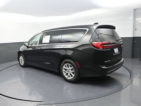 Used 2023 Chrysler Pacifica Touring-L FWD image 7