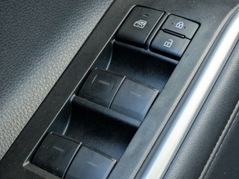 Used 2025 Toyota Highlander XLE FWD image 28