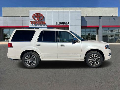 Used 2017 Lincoln Navigator Select image 2