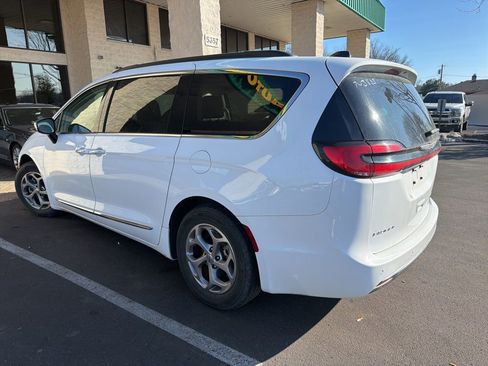 Used 2023 Chrysler Pacifica Limited image 2