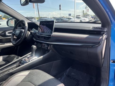 Used 2025 Jeep Compass Trailhawk AWD/4WD image 15