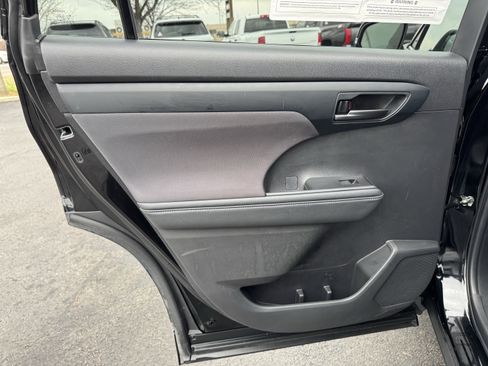 Used 2023 Toyota Highlander LE image 33