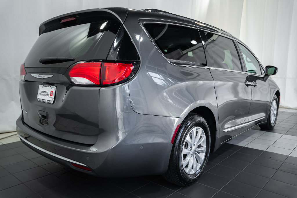 Used 2018 Chrysler Pacifica Touring-L Plus w/ Advanced Safetytec Group FWD image 4