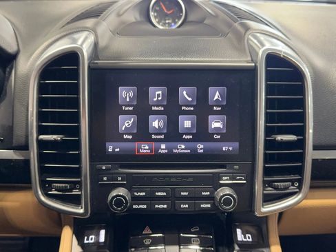 Used 2018 Porsche Cayenne w/ Premium Package image 30