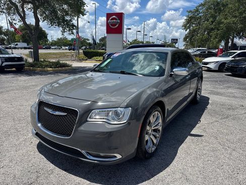 Used 2018 Chrysler 300 Limited RWD image 2