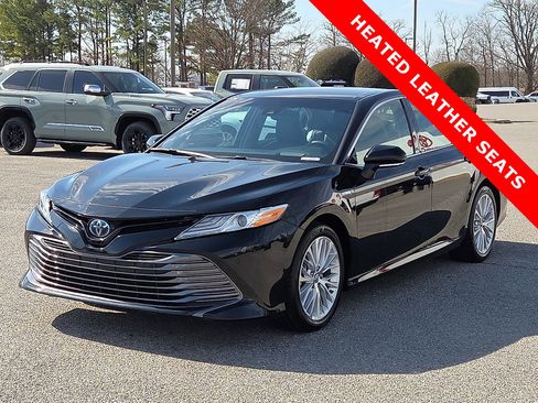 Used 2018 Toyota Camry XLE image 2