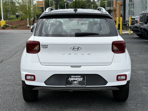 Used 2024 Hyundai Venue Limited FWD image 9