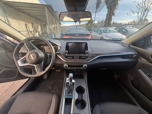 Used 2025 Nissan Altima 2.5 SV image 33