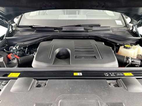 Certified 2025 Land Rover Range Rover Sport SE image 32