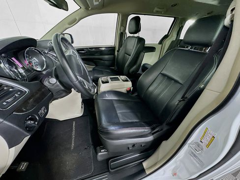 Used 2015 Chrysler Town & Country Touring FWD image 13