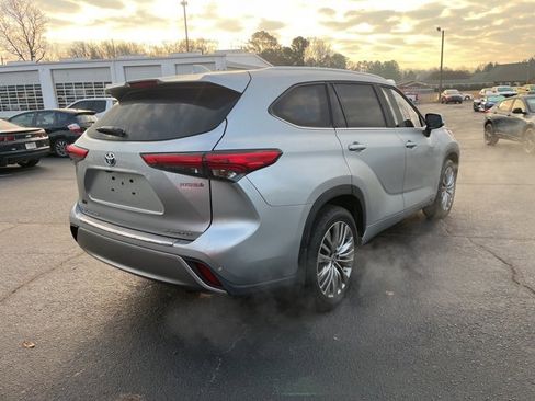 Used 2021 Toyota Highlander Platinum image 4