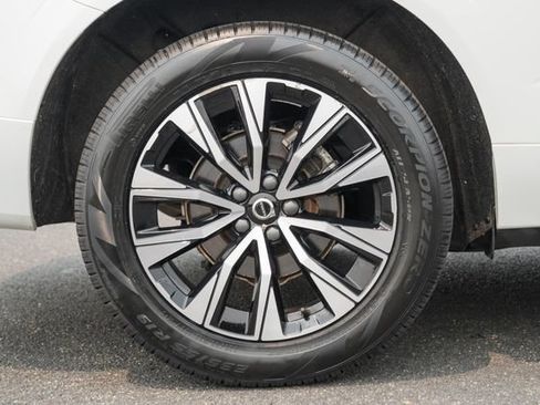 Certified 2024 Volvo XC60 B5 Plus w/ Protection Package Premier AWD/4WD image 19