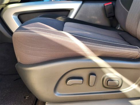 Used 2021 Nissan Titan SV w/ SV Convenience Package image 18