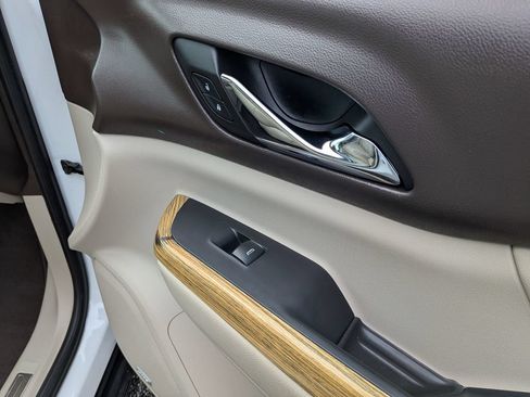 Used 2018 GMC Acadia Denali w/ Technology Package FWD image 27