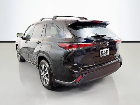 Used 2024 Toyota Highlander XLE AWD/4WD image 5