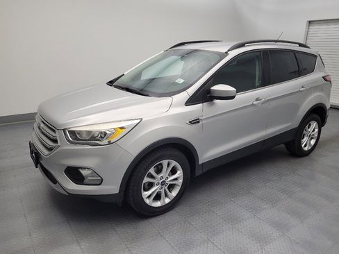 Used 2017 Ford Escape SE w/ Equipment Group 201A FWD image 2