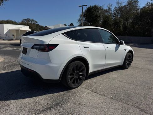 Used 2022 Tesla Model Y Long Range image 8