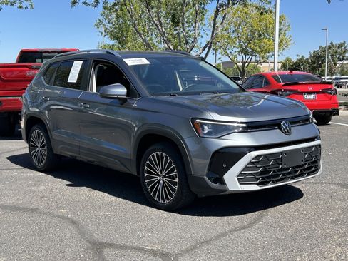 Used 2025 Volkswagen Taos SE FWD image 6