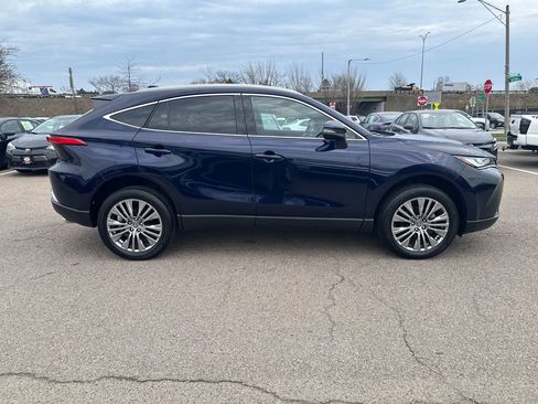 Used 2024 Toyota Venza XLE image 8