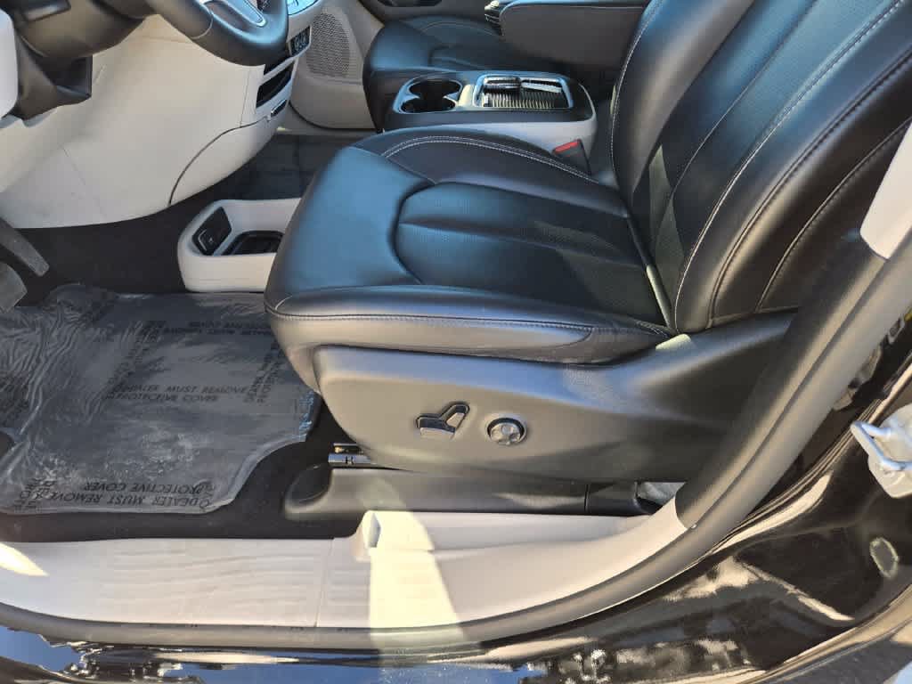 Used 2024 Chrysler Pacifica Limited FWD image 16