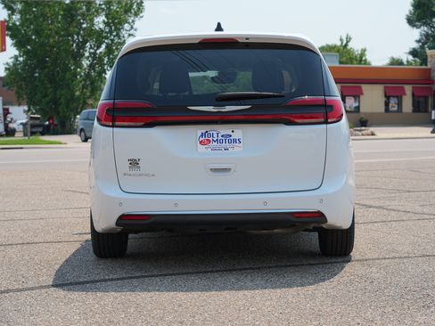 Used 2023 Chrysler Pacifica Touring-L FWD image 4