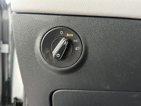 Used 2024 Volkswagen Taos SE image 33