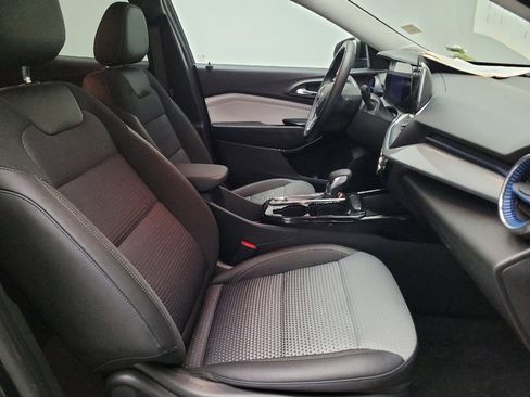 Used 2025 Chevrolet Trax LT w/ LT Convenience Package image 21