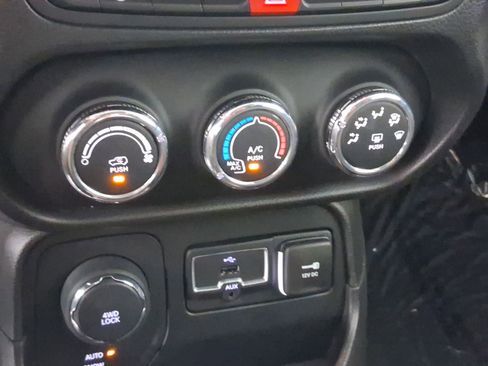 Used 2016 Jeep Renegade 75th Anniversary image 16