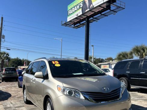 Used 2015 Toyota Sienna image 2