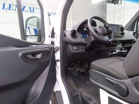 Used 2024 Mercedes-Benz Sprinter 2500 image 39
