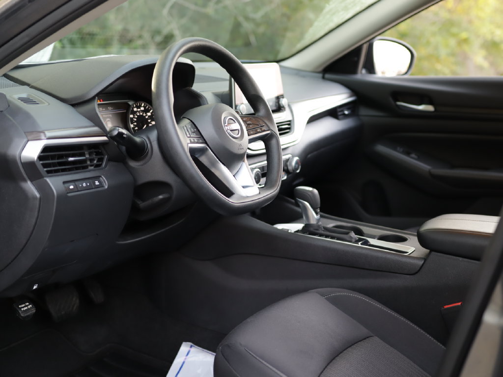 Used 2025 Nissan Altima 2.5 SV FWD image 9
