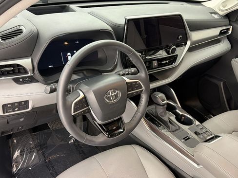 Used 2024 Toyota Highlander FWD image 4