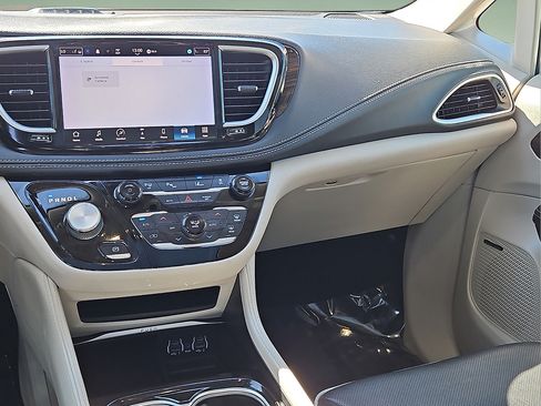 Used 2022 Chrysler Pacifica Limited FWD image 15