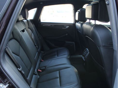 Certified 2024 Porsche Macan image 25