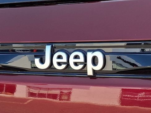 Used 2023 Jeep Grand Cherokee Summit AWD/4WD image 33