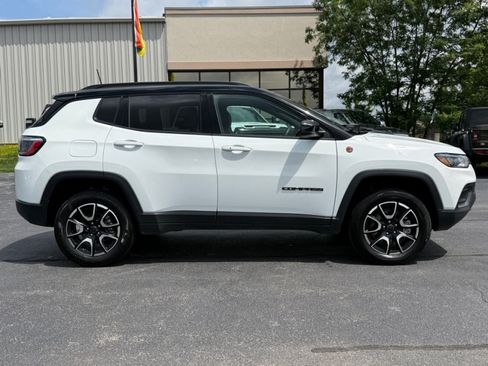 Used 2025 Jeep Compass Trailhawk AWD/4WD image 9