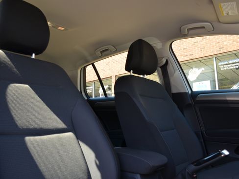 Used 2016 Volkswagen Golf S image 22