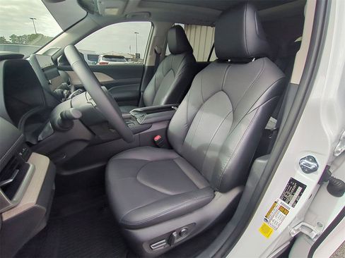 Used 2025 Toyota Grand Highlander FWD image 11