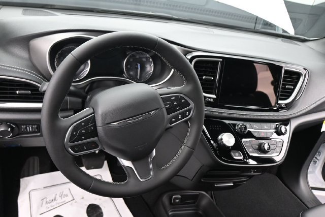 New 2027 Chrysler Pacifica Select AWD/4WD image 25