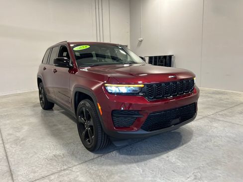 Used 2024 Jeep Grand Cherokee Altitude AWD/4WD image 4